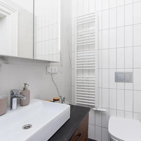 Apartamento 3 Bedroom With The Balcony - Rejtana 10 *