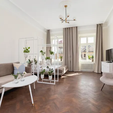 Apartamento 3 Bedroom With The Balcony - Rejtana 10 *